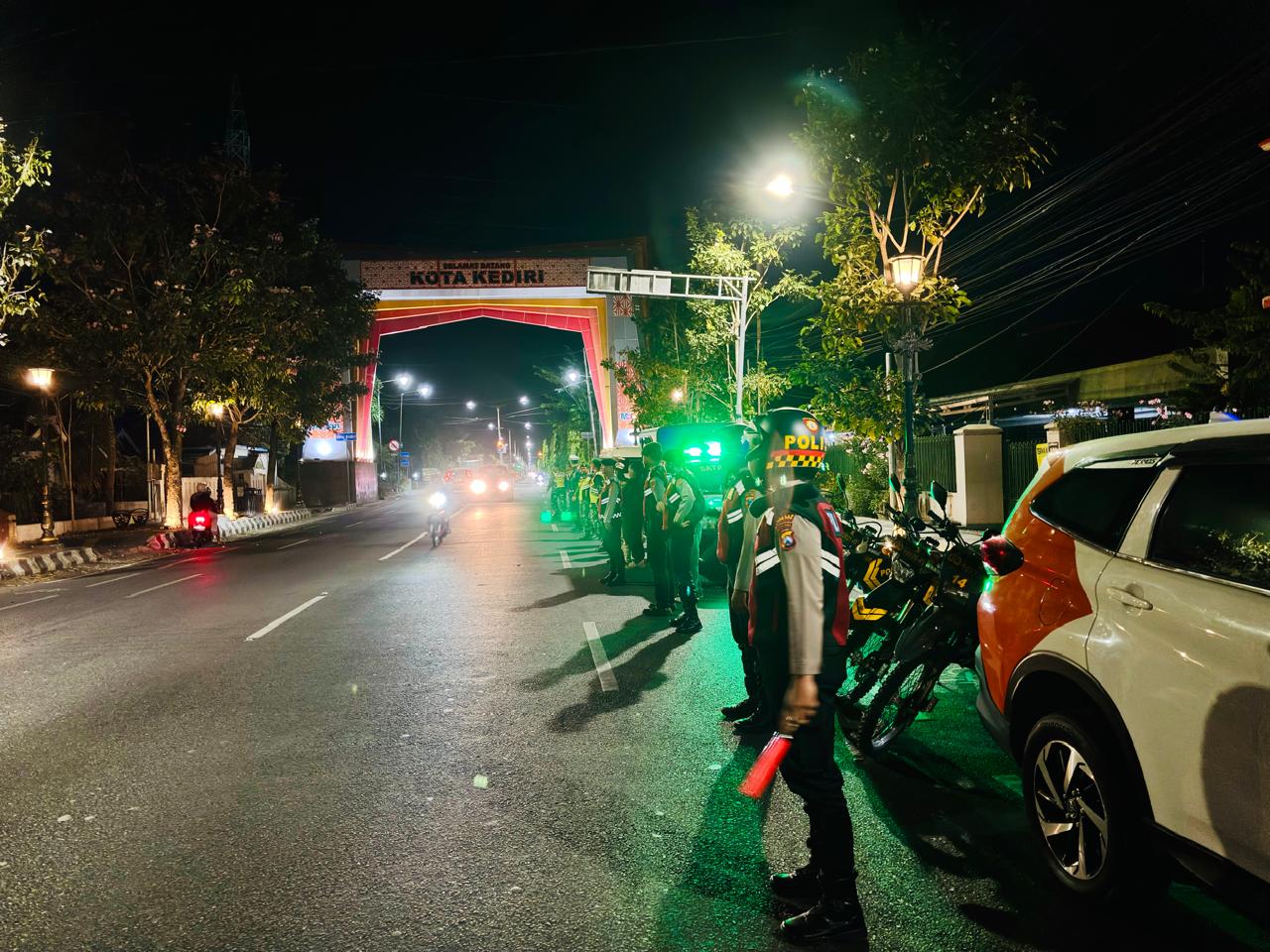 Cegah Gangguan Kamtibmas pada Jumat Malam, Polres Kediri Kota Gelar Patroli Gabungan bersama TNI dan Satpol PP Cegah Gangguan Kamtibmas pada Jumat Malam, Polres Kediri Kota Gelar Patroli Gabungan bersama TNI dan Satpol PP