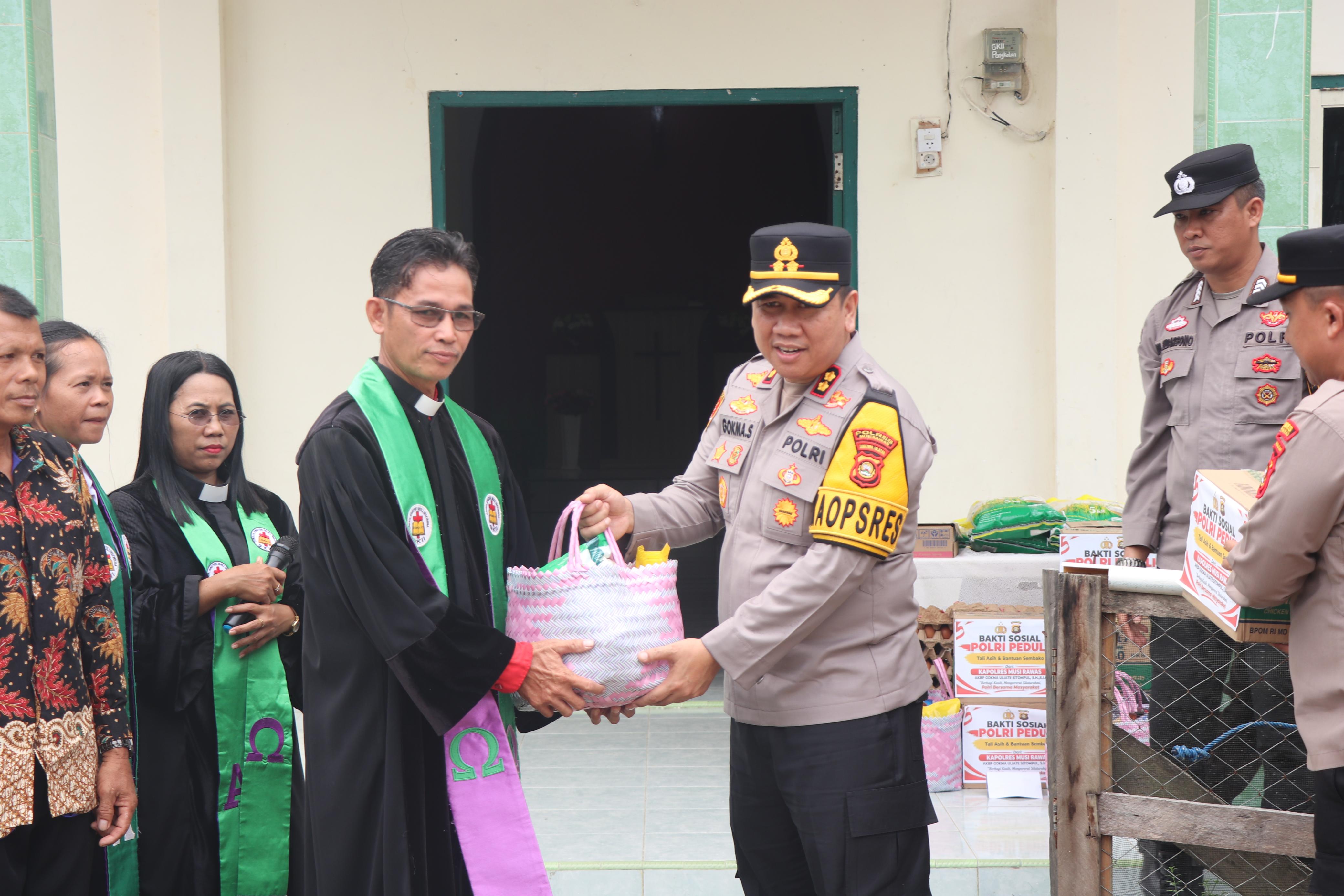Kapolres Musi Rawas Pimpin Ibadah Minggu Kasih dan Aksi Sosial di GKII Suku Anak Dalam di desa Sukaraya Kapolres Musi Rawas Pimpin Ibadah Minggu Kasih dan Aksi Sosial di GKII Suku Anak Dalam di desa Sukaraya