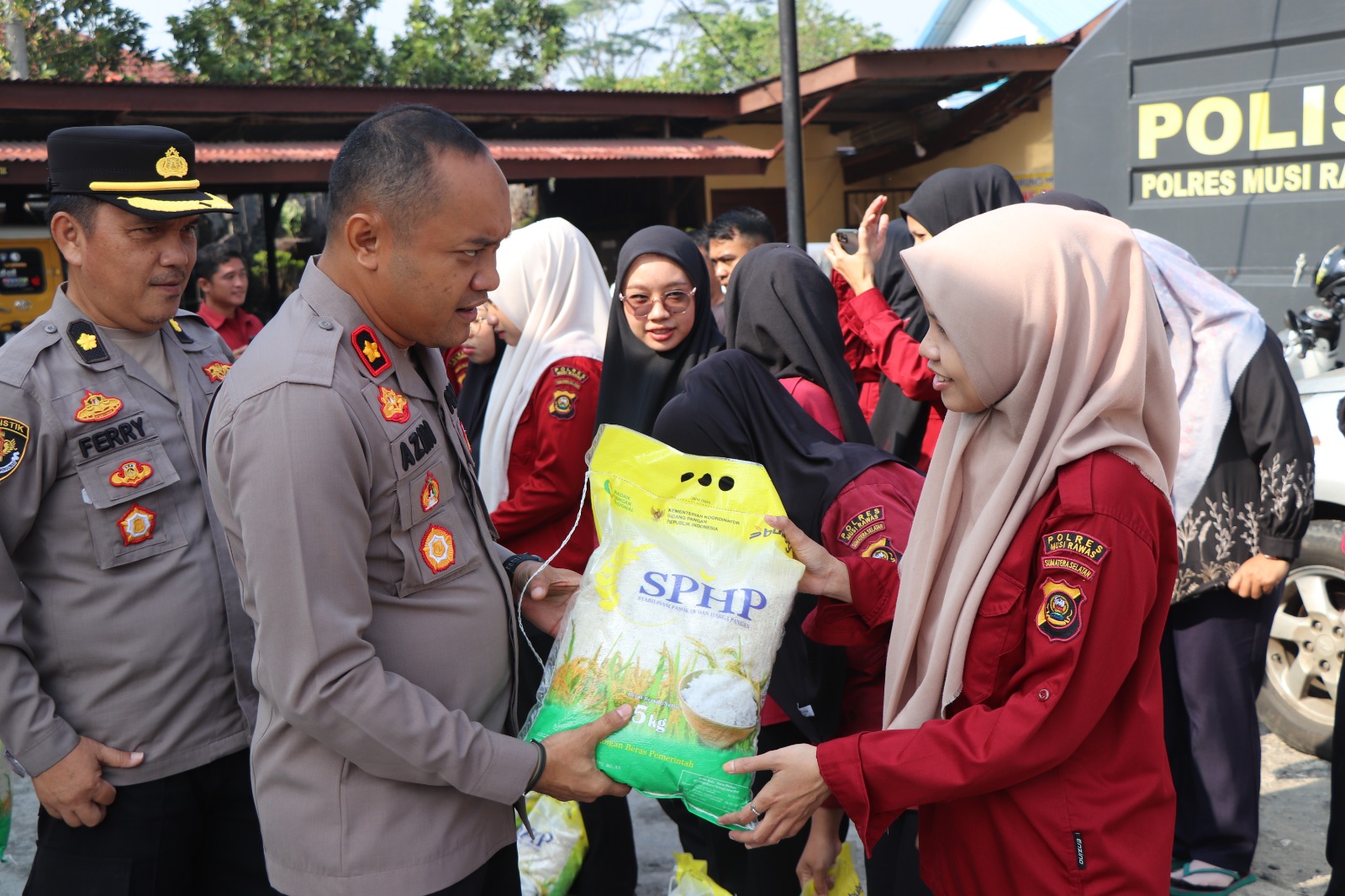 Peringati HUT Humas ke-75, Polres Musi Rawas Gelar Baksos dan Bagikan Sembako