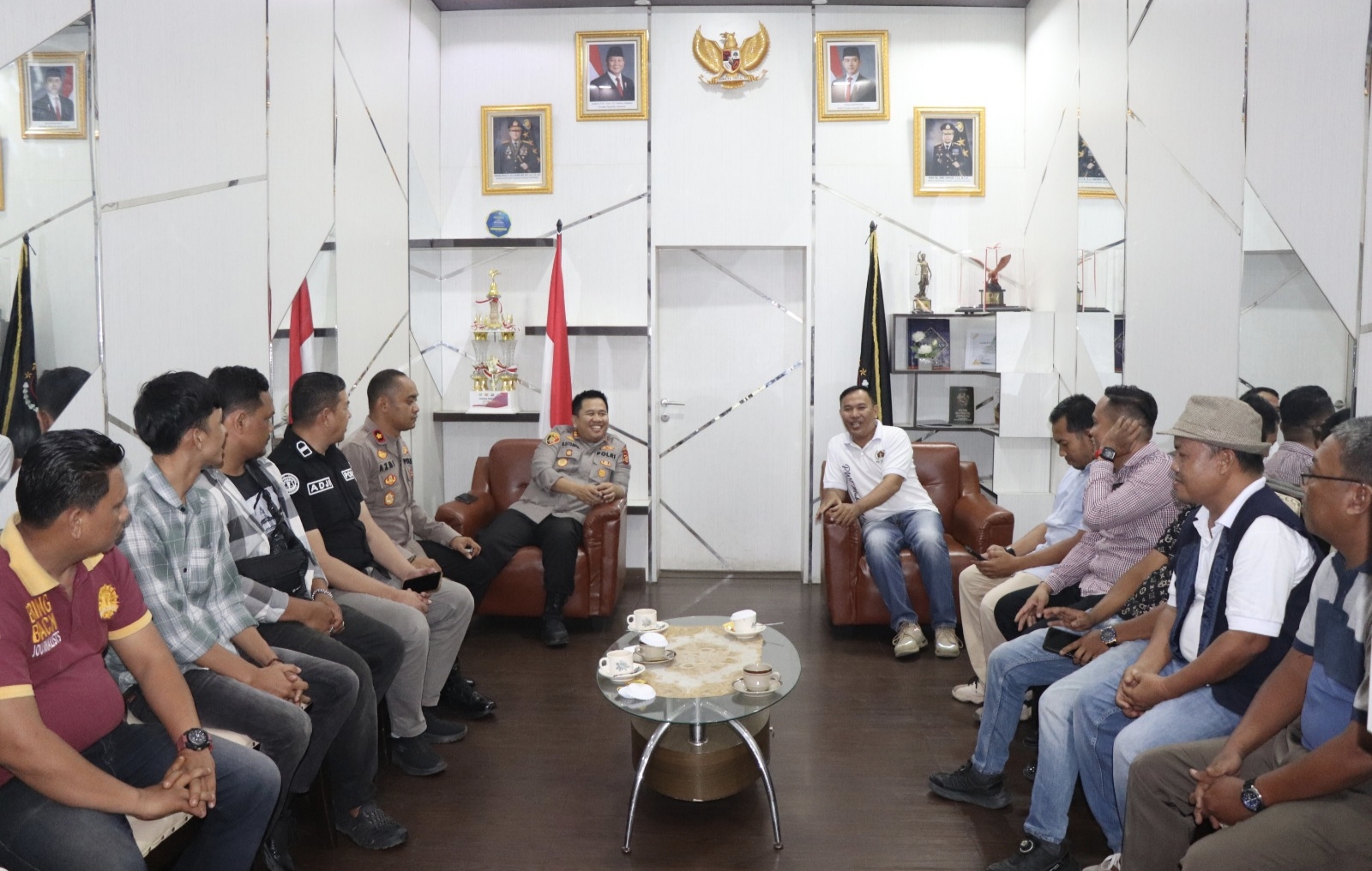 Perkuat Sinergitas Polri dan Media, AKBP Gokma Uliate Sitompul Sambut Dengan Hangat Silaturahmi Insan Pers Perkuat Sinergitas Polri dan Media, AKBP Gokma Uliate Sitompul Sambut Dengan Hangat Silaturahmi Insan Pers