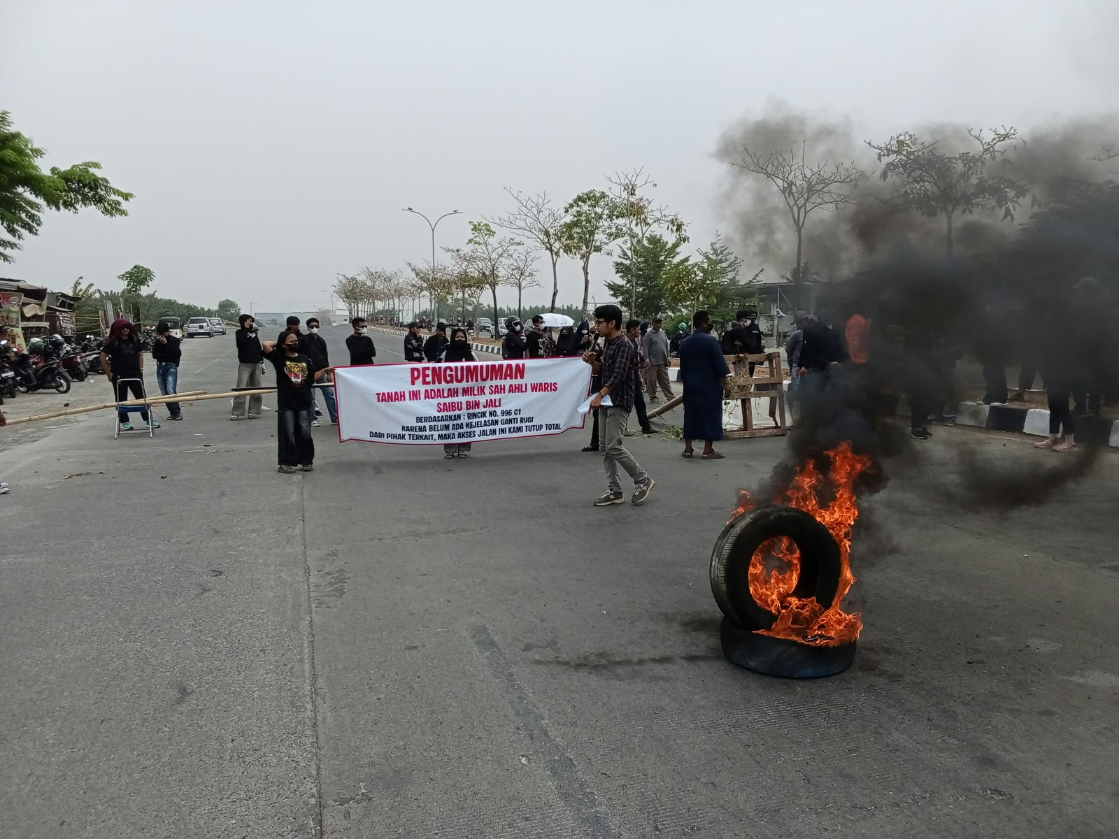 Ratusan Massa Laskar The Iwan Bersama Ahli Waris dan Mahasiswa Kepung Jl. Dr. Leimena, Tuntut Transparansi Ganti Rugi Lahan dan Pengusutan Kasus Kriminal Ratusan Massa Laskar The Iwan Bersama Ahli Waris dan Mahasiswa Kepung Jl. Dr. Leimena, Tuntut Transparansi Ganti Rugi Lahan dan Pengusutan Kasus Kriminal