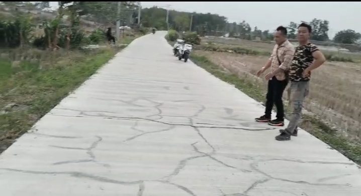 ORMAS RMD LAMPUNG SELATAN SIAP LAPORKAN PROYEK JALAN COR RETAK DAN PATAH KE POLDA LAMPUNG ORMAS RMD LAMPUNG SELATAN SIAP LAPORKAN PROYEK JALAN COR RETAK DAN PATAH KE POLDA LAMPUNG