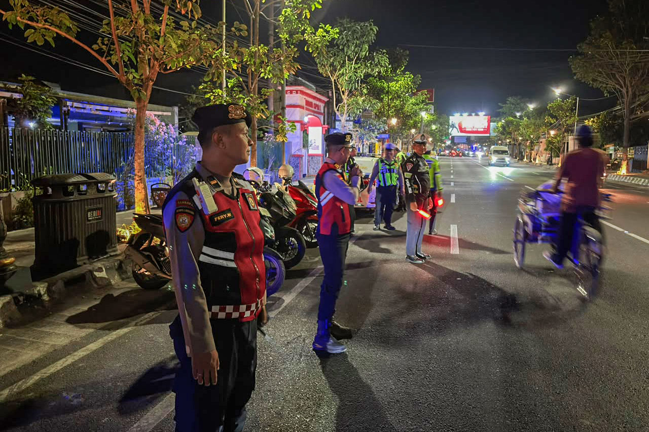 Kasat Samapta Polres Kediri Kota Pimpim Patroli Antisipasi Guantibmas Sabtu Malam hingga Dini Hari Kasat Samapta Polres Kediri Kota Pimpim Patroli Antisipasi Guantibmas Sabtu Malam hingga Dini Hari